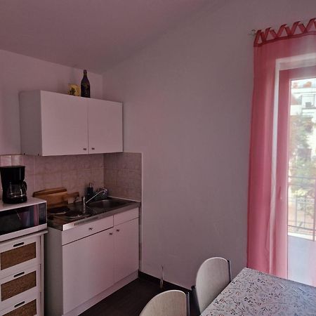 Hestia Apartments Ровин Екстериор снимка